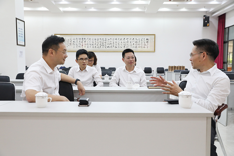 圖：徐董與工商銀行領導親切友好交流